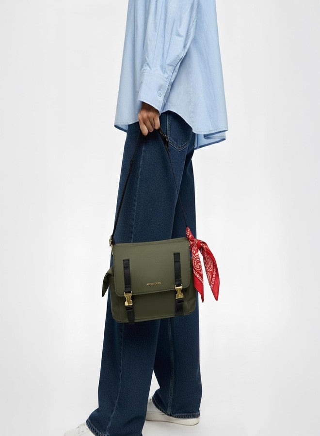 أكسيسورايز حقيبة كيندال النسائية من أكسسورايز لندن، لونها أخضر زيتوني، مصنوعة من النايلون | حقيبة كتف صغيرة مقاومة للماء مع حزام كتف قابل للفصل | حقيبة يد أنيقة للاستخدام اليومي والسفر - Image 2