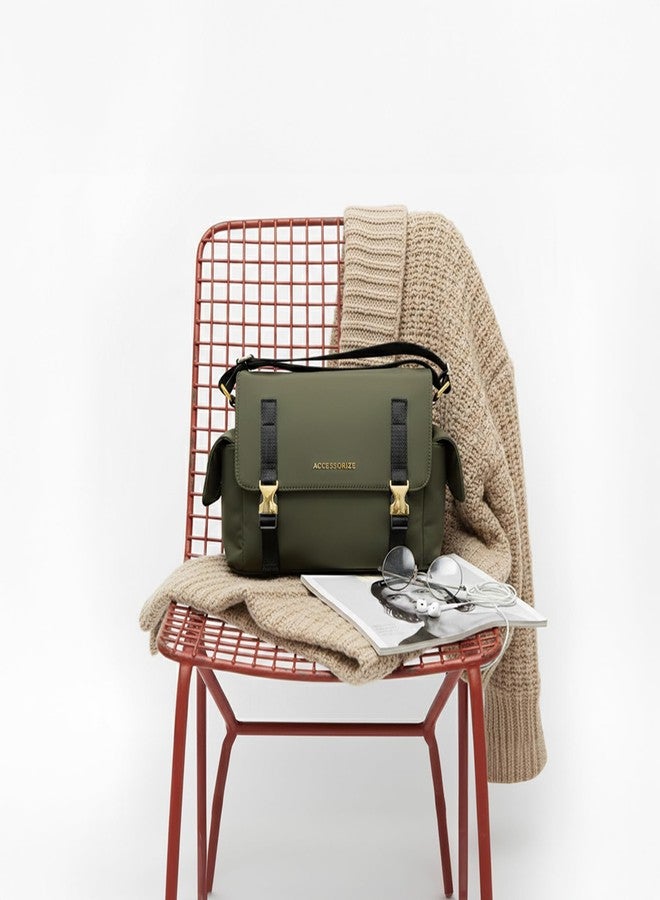 أكسيسورايز حقيبة كيندال النسائية من أكسسورايز لندن، لونها أخضر زيتوني، مصنوعة من النايلون | حقيبة كتف صغيرة مقاومة للماء مع حزام كتف قابل للفصل | حقيبة يد أنيقة للاستخدام اليومي والسفر - Image 4