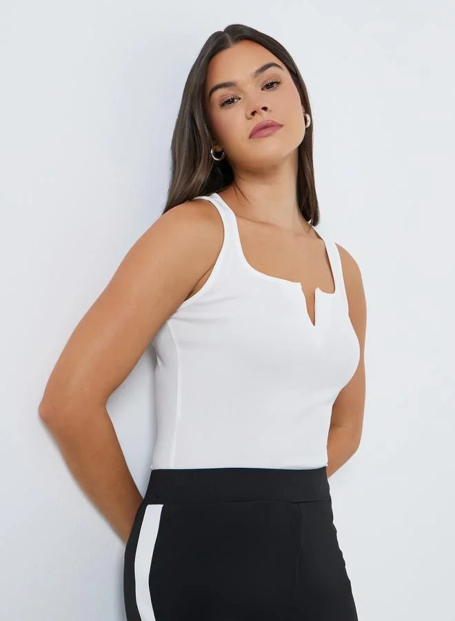 ستايلي بلوزة بتفاصيل مُضلعة وياقة مربعة