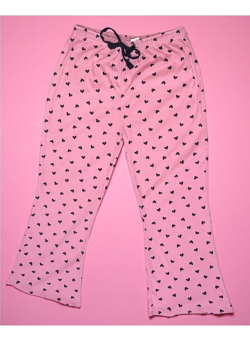 طقم ملابس منزلية نسائي بلون وردي بطبعة قلوب | بلوزة قطنية ناعمة بأكمام قصيرة وبنطال بيجامة واسع - Image 3