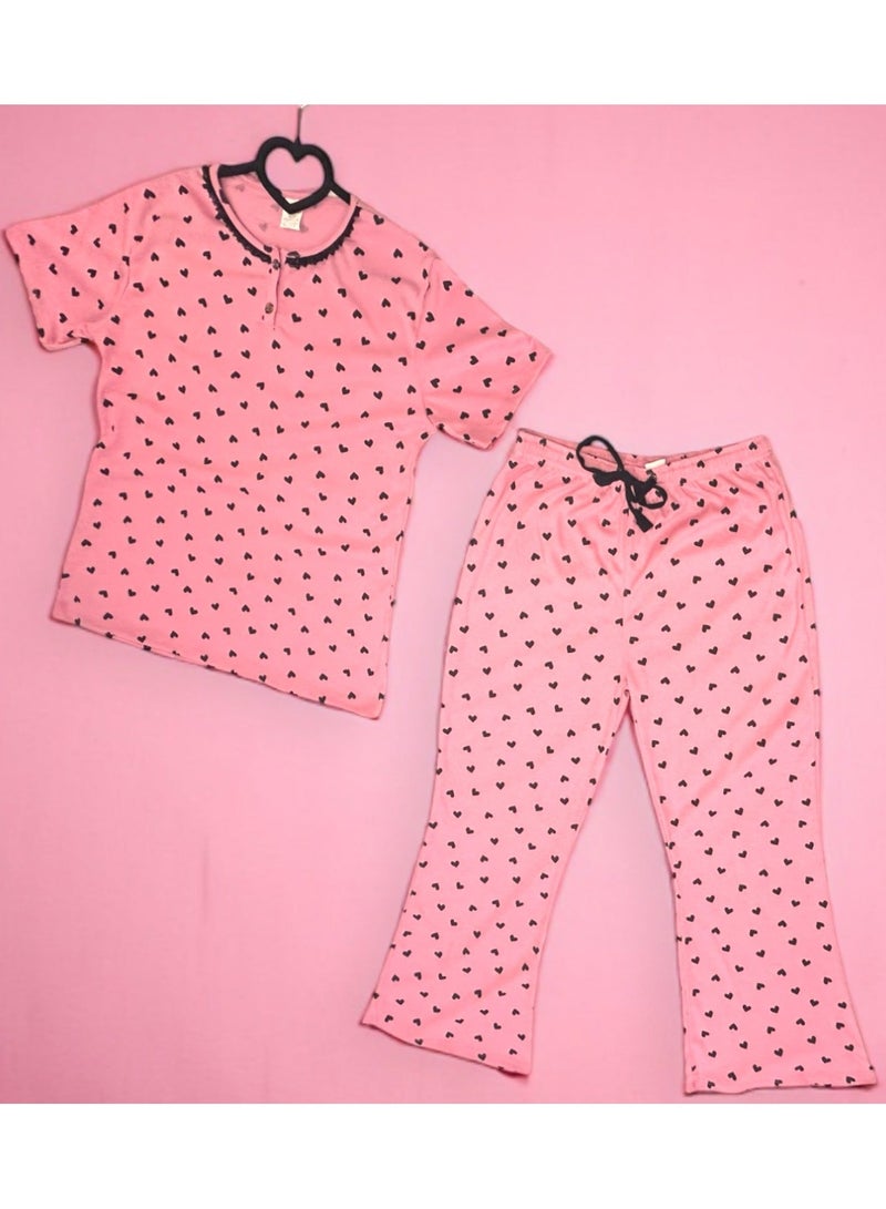 طقم ملابس منزلية نسائي بلون وردي بطبعة قلوب | بلوزة قطنية ناعمة بأكمام قصيرة وبنطال بيجامة واسع - Image 1