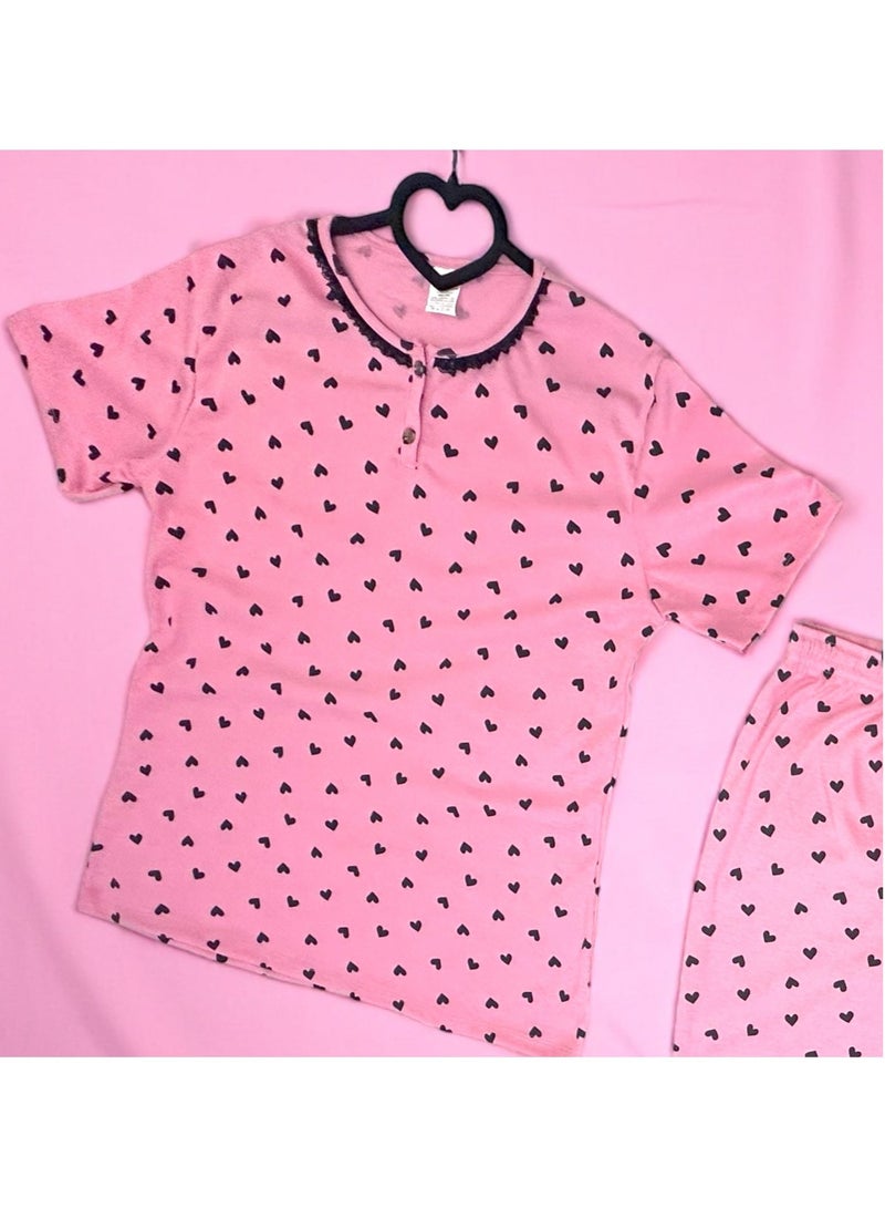 طقم ملابس منزلية نسائي بلون وردي بطبعة قلوب | بلوزة قطنية ناعمة بأكمام قصيرة وبنطال بيجامة واسع - Image 2