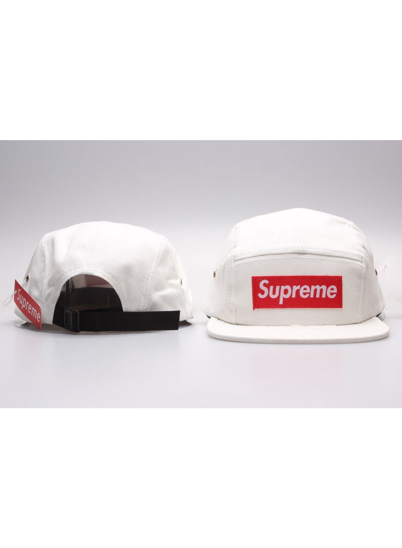 SUPREME قبعة قماشية بيضاء فاخرة 5-لوحات - تتميز بشعار أحمر مميز وتصميم كلاسيكي