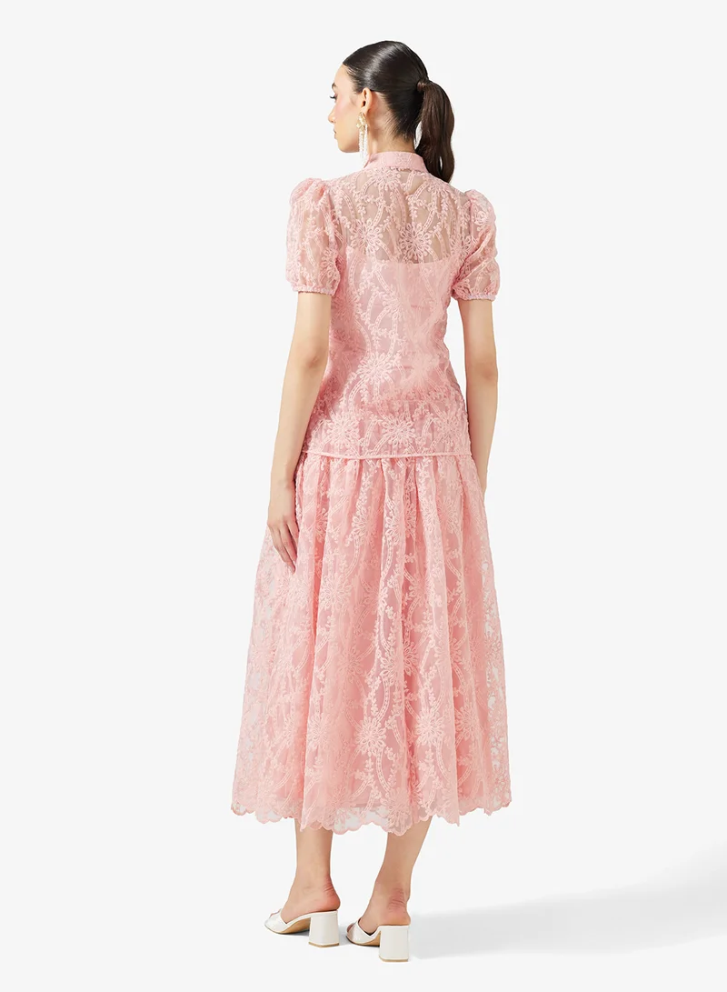 خزانة طقم بلوزة وتنورة دانتيل