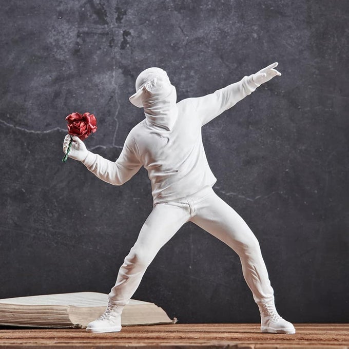 BANKSY FLOWER THROWING STATUE FLOWER THROWER SCULPTURE MANS ROOM FIGURINES HOME DECOR FOR SHELVES RESIN ART CRAFT DESK DECORATION COLLECTION ORNAMENT GIFT WHITE