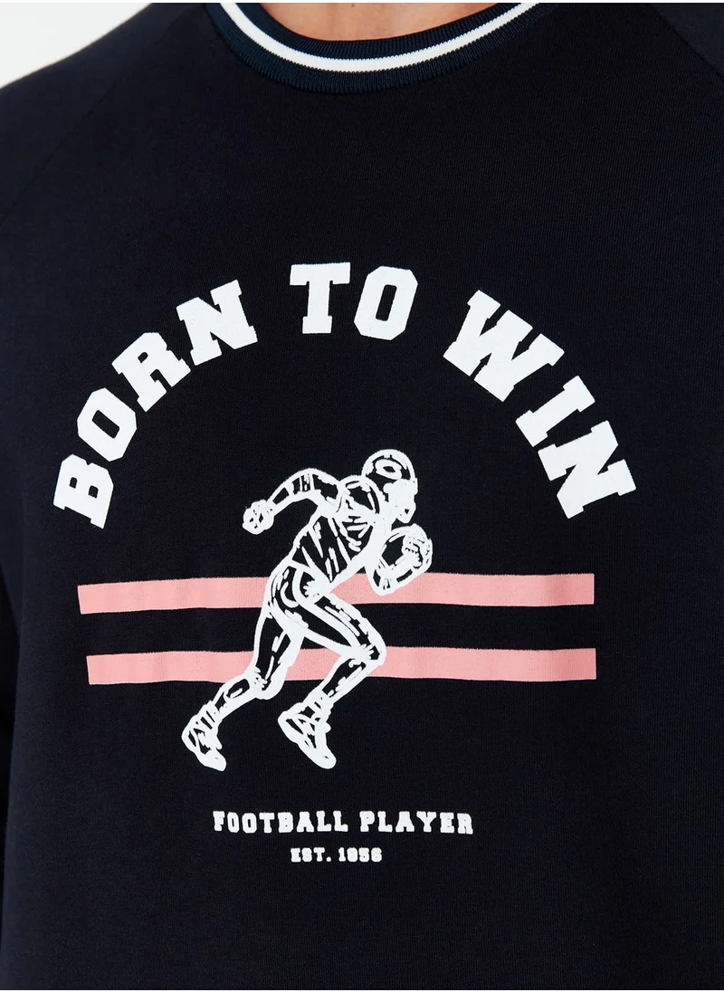 ترينديول سويت شيرت مزين بطبعة عبارة "Born To Win"