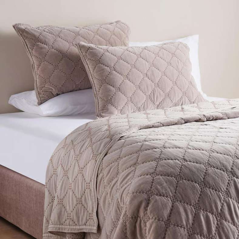 Pan Home طقم غطاء سرير كاميرون من المخمل القطني - بني - Image 2