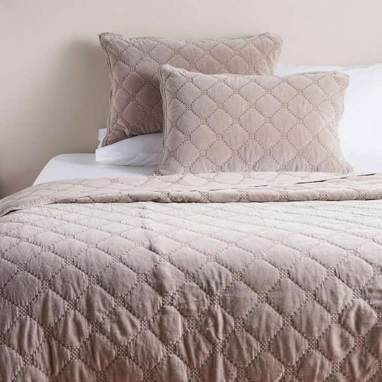Pan Home طقم غطاء سرير كاميرون من المخمل القطني - بني - Image 1