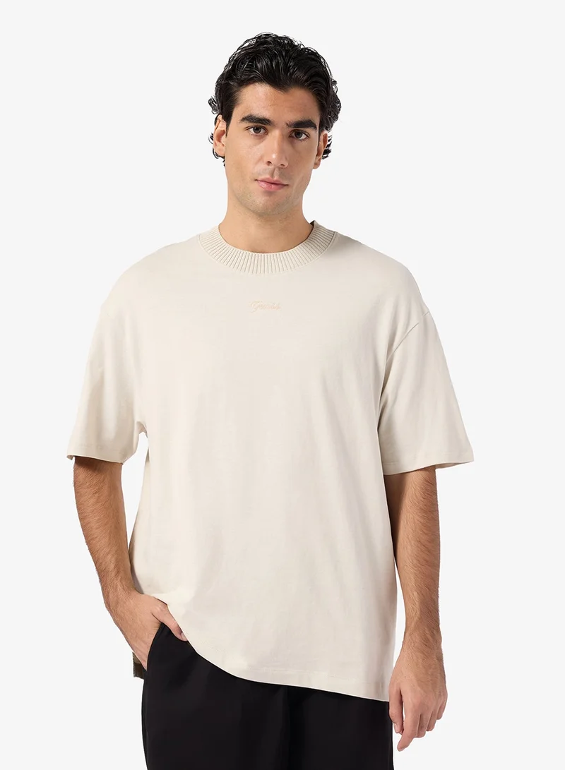 جس بلوزة محبوكة بياقة متباينة وأكمام قصيرة