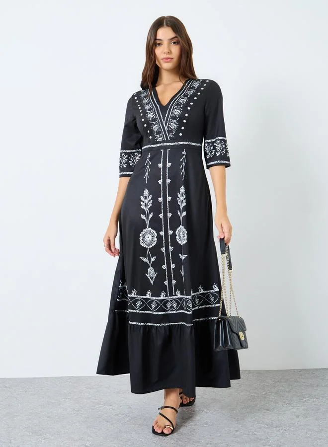 ستايلي فستان طويل مُطبع بتفاصيل كشكش