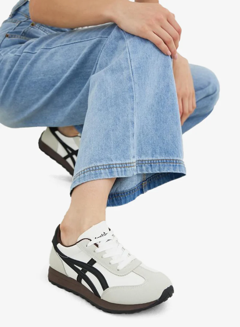 ستايلي اكتيف سنيكرز لاصق بلون متداخل وبطانة دانتيل