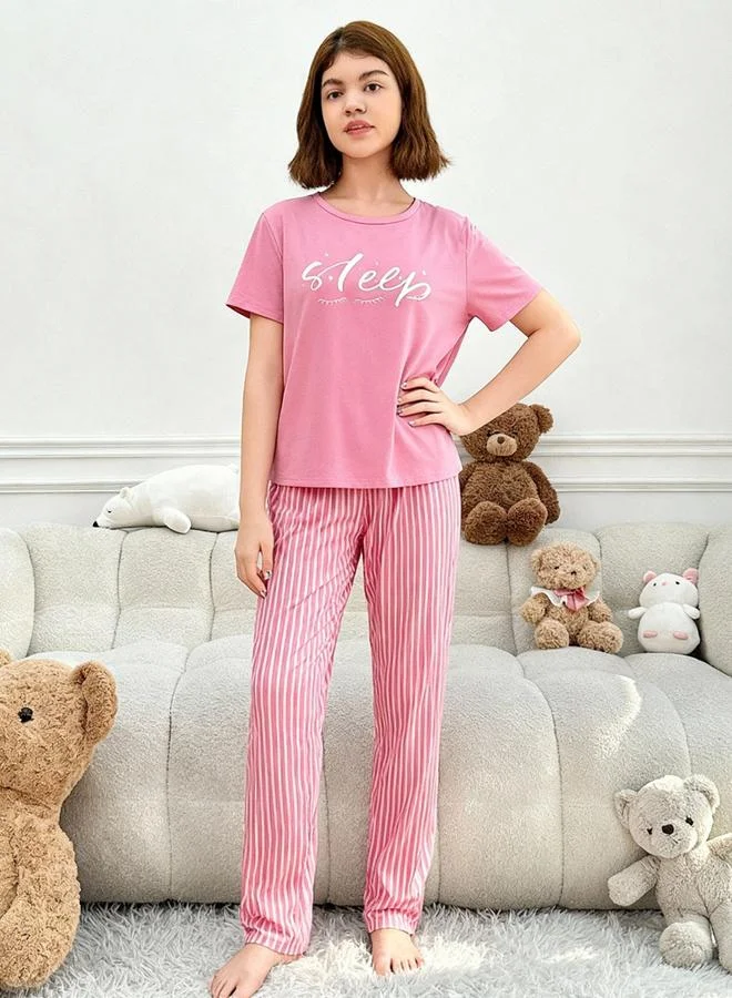 تايك تو مجموعة من تيشيرت بطبعة نص وبيجاما مخططة