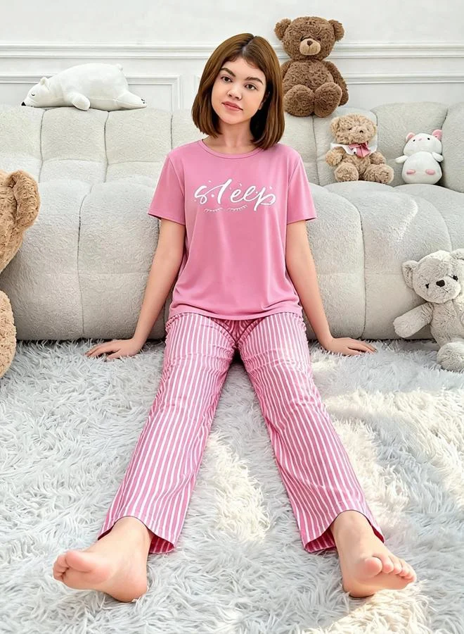 تايك تو مجموعة من تيشيرت بطبعة نص وبيجاما مخططة