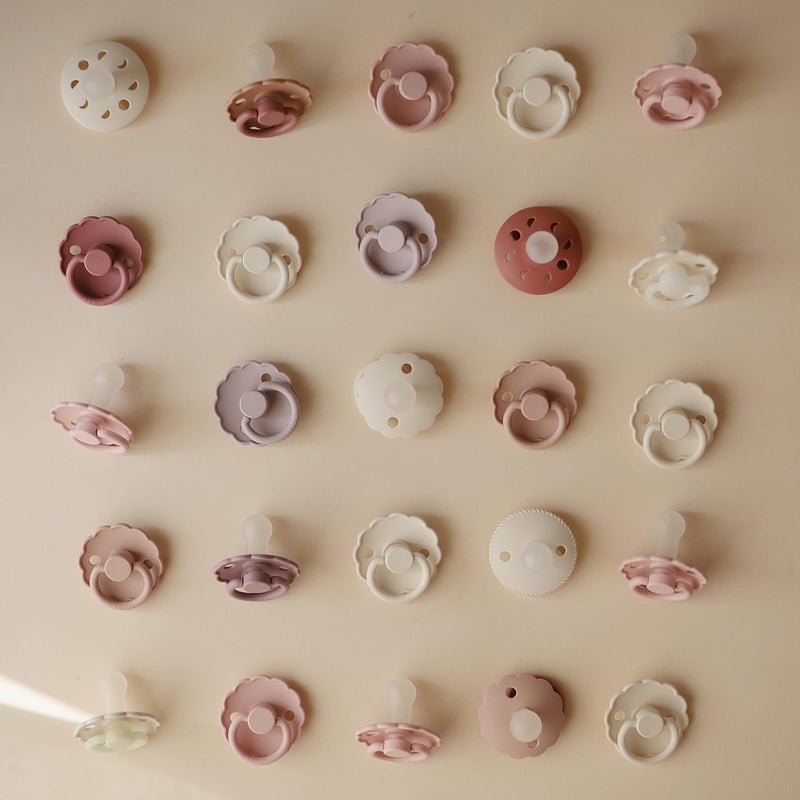 FRIGG لهاية FRIGG Daisy SilkySoft سيليكون للأطفال مصنوعة في الدنمارك خالية من BPA وردي ناعم ليلكي 6-18 شهراً - Image 4