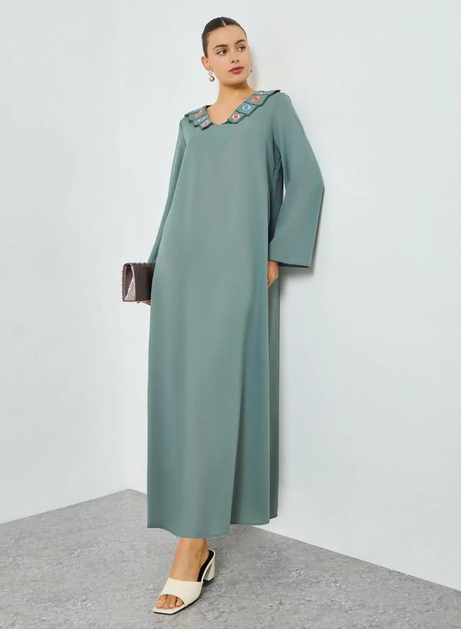 تايك تو جلابية خضراء مطرزة بالزهور