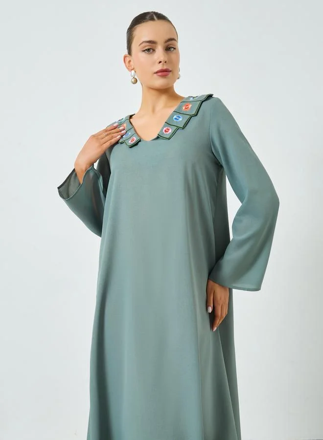 تايك تو جلابية خضراء مطرزة بالزهور