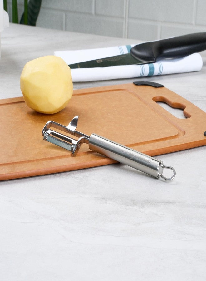 ريستورنت وير مقشرة بطاطس ألمانية قياسية من ريستورانت وير، مقاس 7.4 بوصة، مزودة بأداة لإزالة عيون البطاطس، ومقشرة خضراوات دوارة - شفرة حادة، مقبض مريح، مصنوعة من الفولاذ المقاوم للصدأ، قابلة للغسل في غسالة الأطباق، مناسبة للجزر، أو غيره. - Image 4