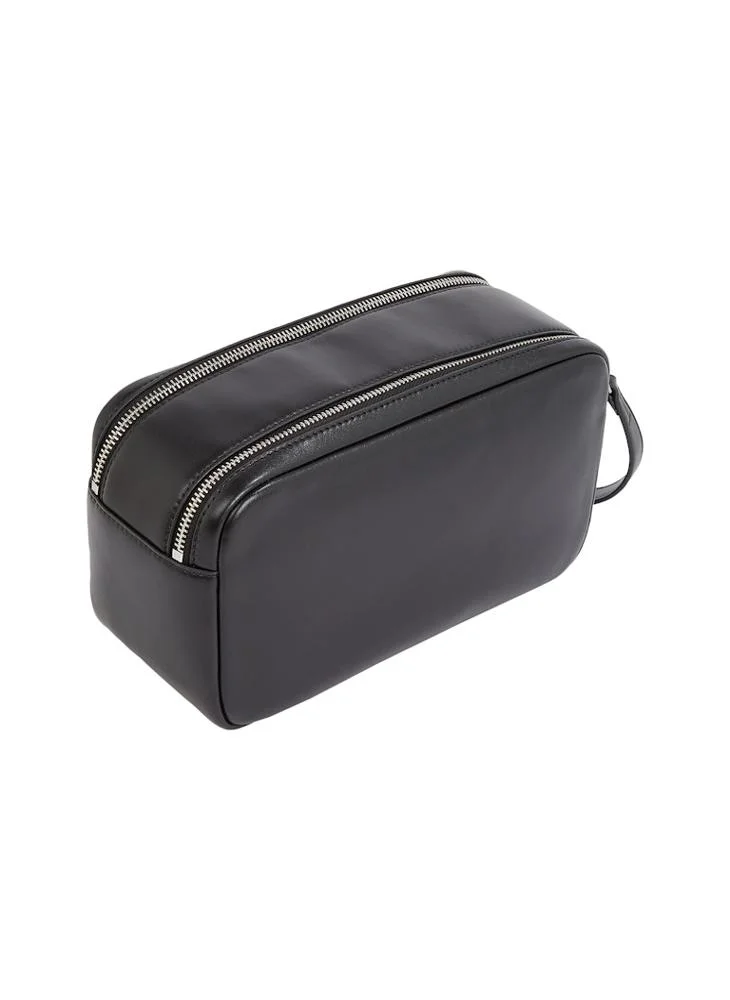 كالفن كلاين SLEEK WASH BAG