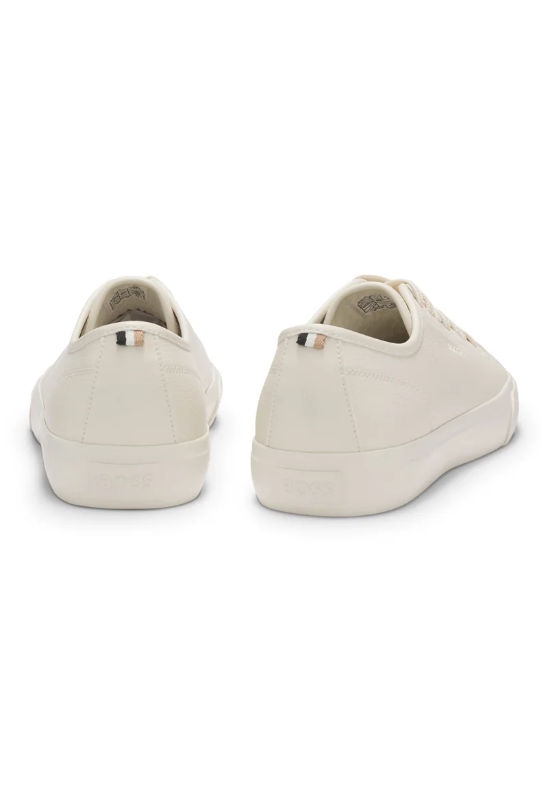 بوس حذاء رياضي منخفض من جلد صناعي محبب