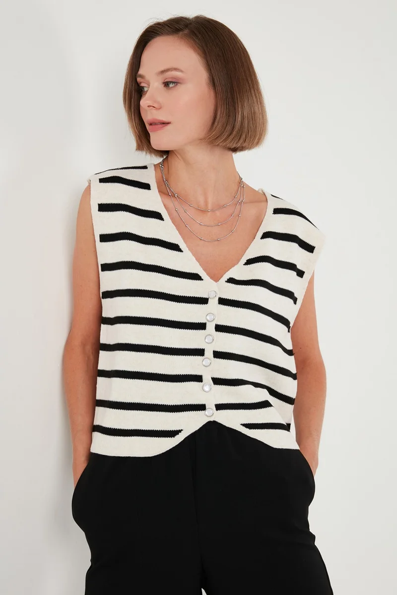 Lela V Neck Buttoned Knitted Vest Women's Vest 4616178