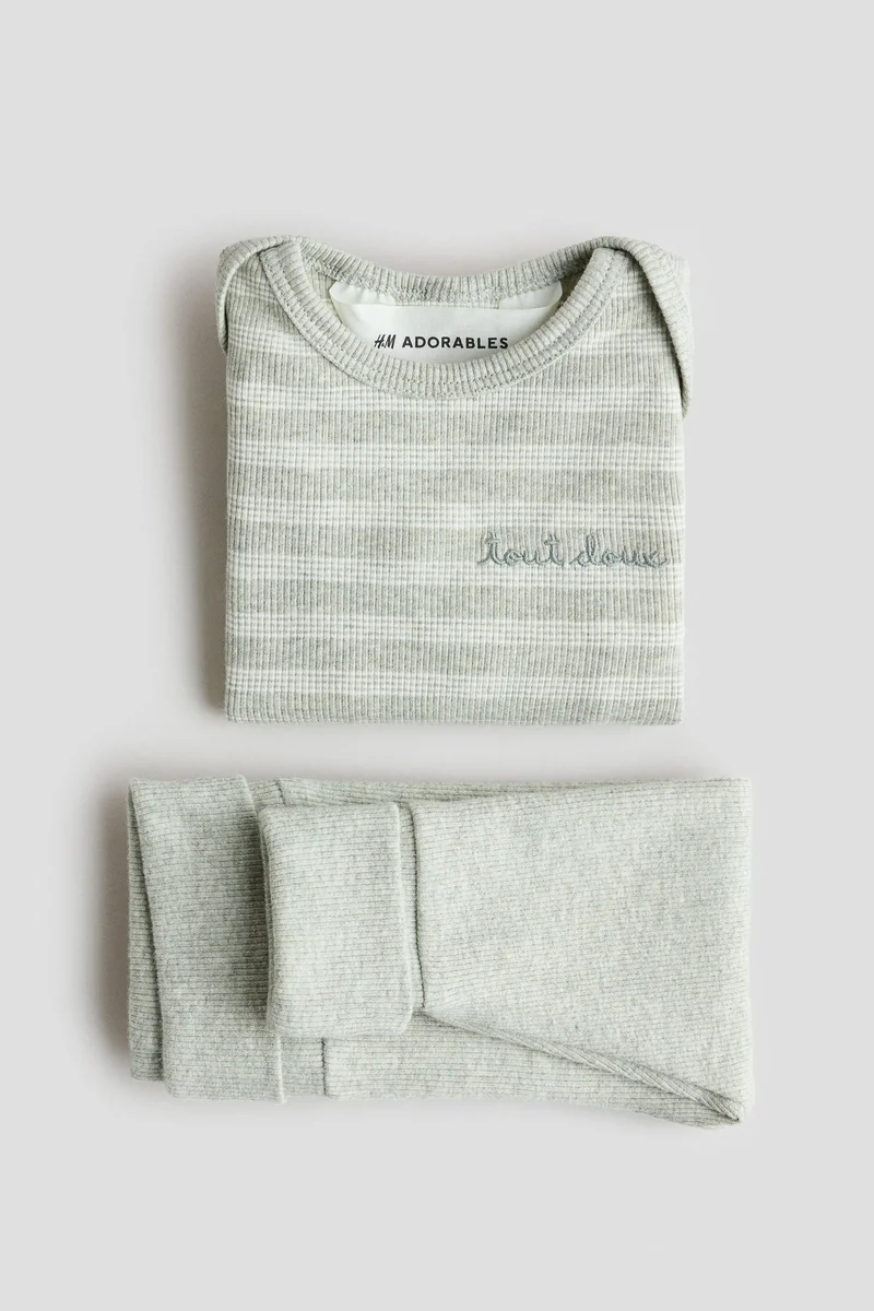 اتش اند ام طقم من قطعتين يتماشى مع نمو الطفل