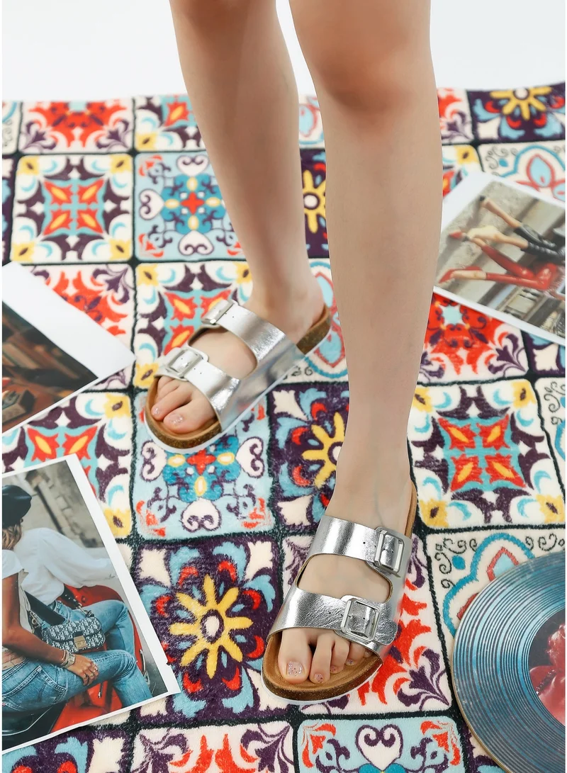 لندن راج حذاء مسطح بإبزيم مزدوج باللون الفضي