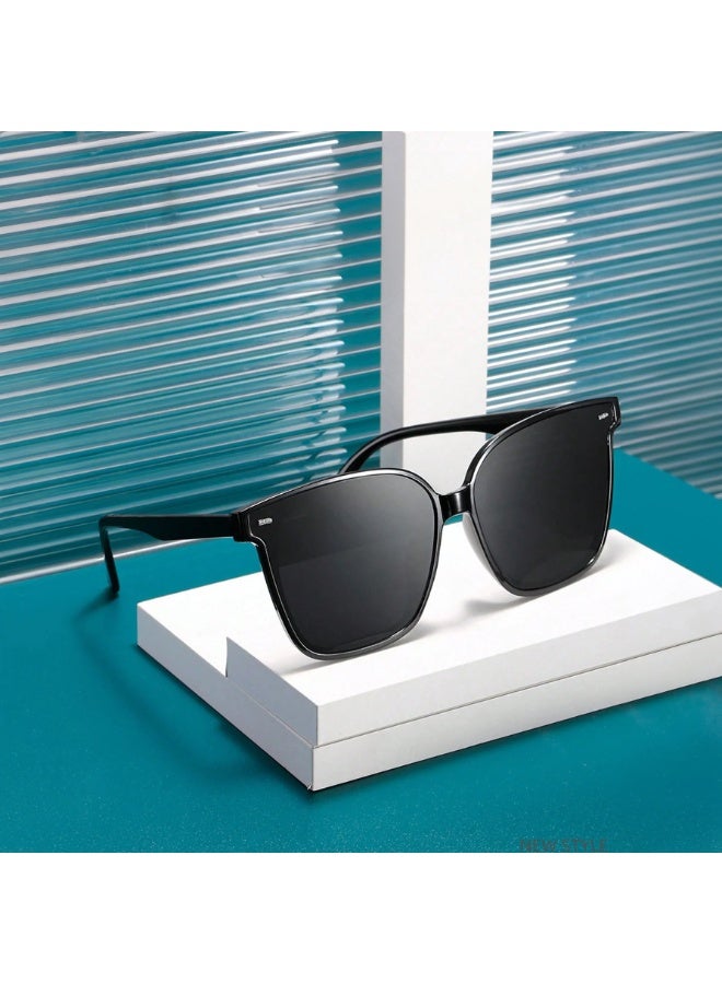 نظارات شمسية رجالية بإطار مربع - تصميم كلاسيكي عصري مع عدسات رمادية - نظارات حماية للاستخدام اليومي والعمل والسفر والأنشطة الخارجية - Image 1