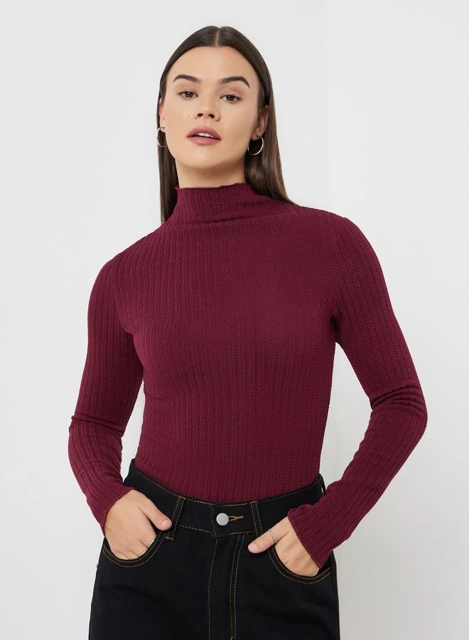 ستايلي بلوزة محبوكة بتفاصيل بارزة الملمس