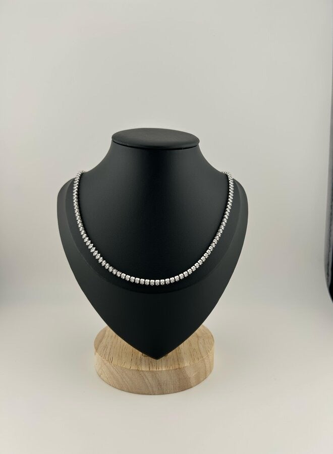 Elegant necklace with an attractive classic design 
