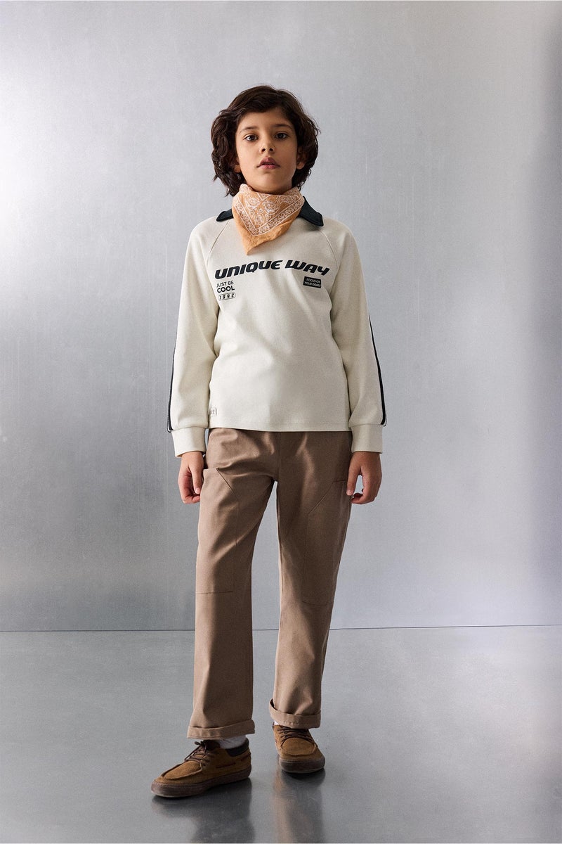 ديفاكتو تيشيرت بولو اولادي كم طويل بطبعة شعار قصة عادية بياقة عالية - Image 2