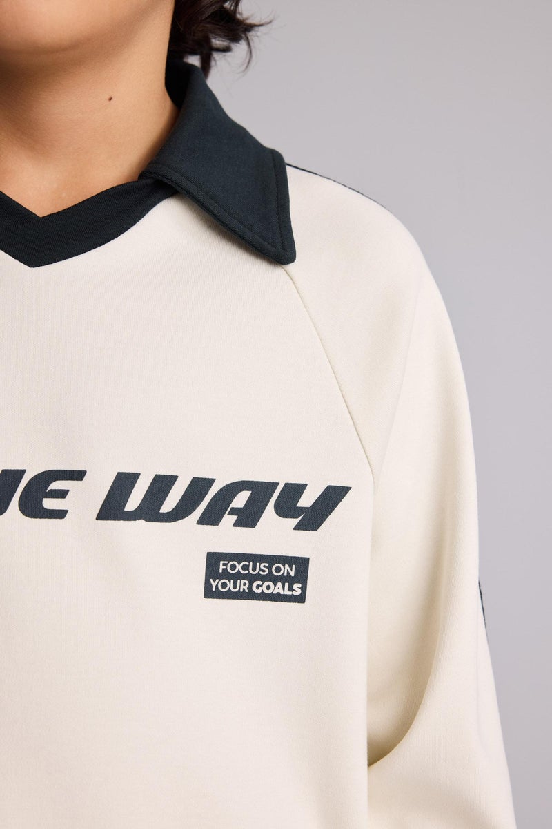 ديفاكتو تيشيرت بولو اولادي كم طويل بطبعة شعار قصة عادية بياقة عالية - Image 5