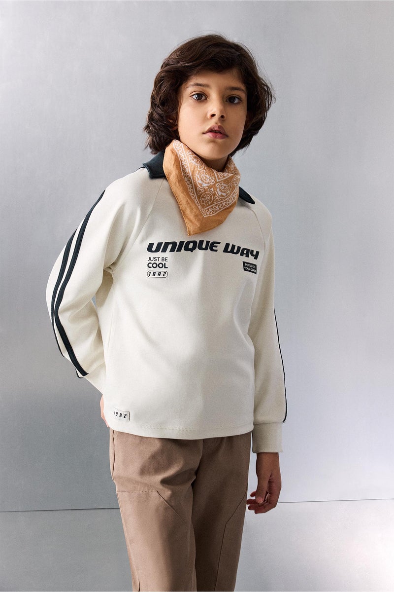 ديفاكتو تيشيرت بولو اولادي كم طويل بطبعة شعار قصة عادية بياقة عالية - Image 3