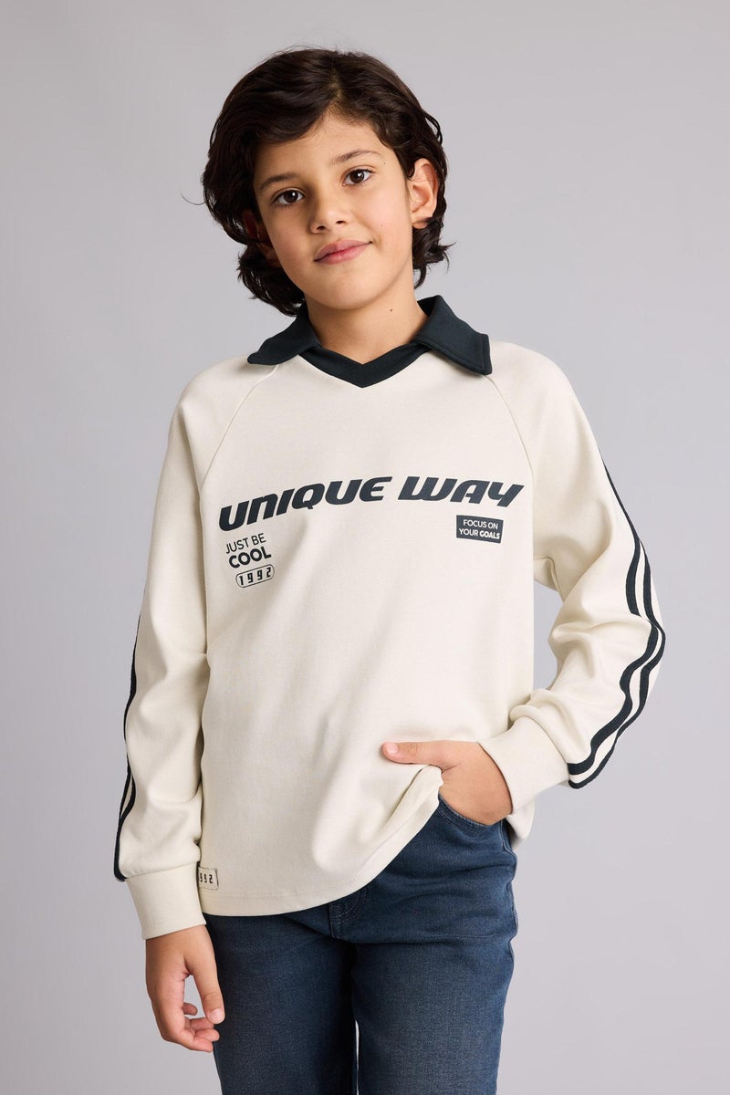 ديفاكتو تيشيرت بولو اولادي كم طويل بطبعة شعار قصة عادية بياقة عالية - Image 4