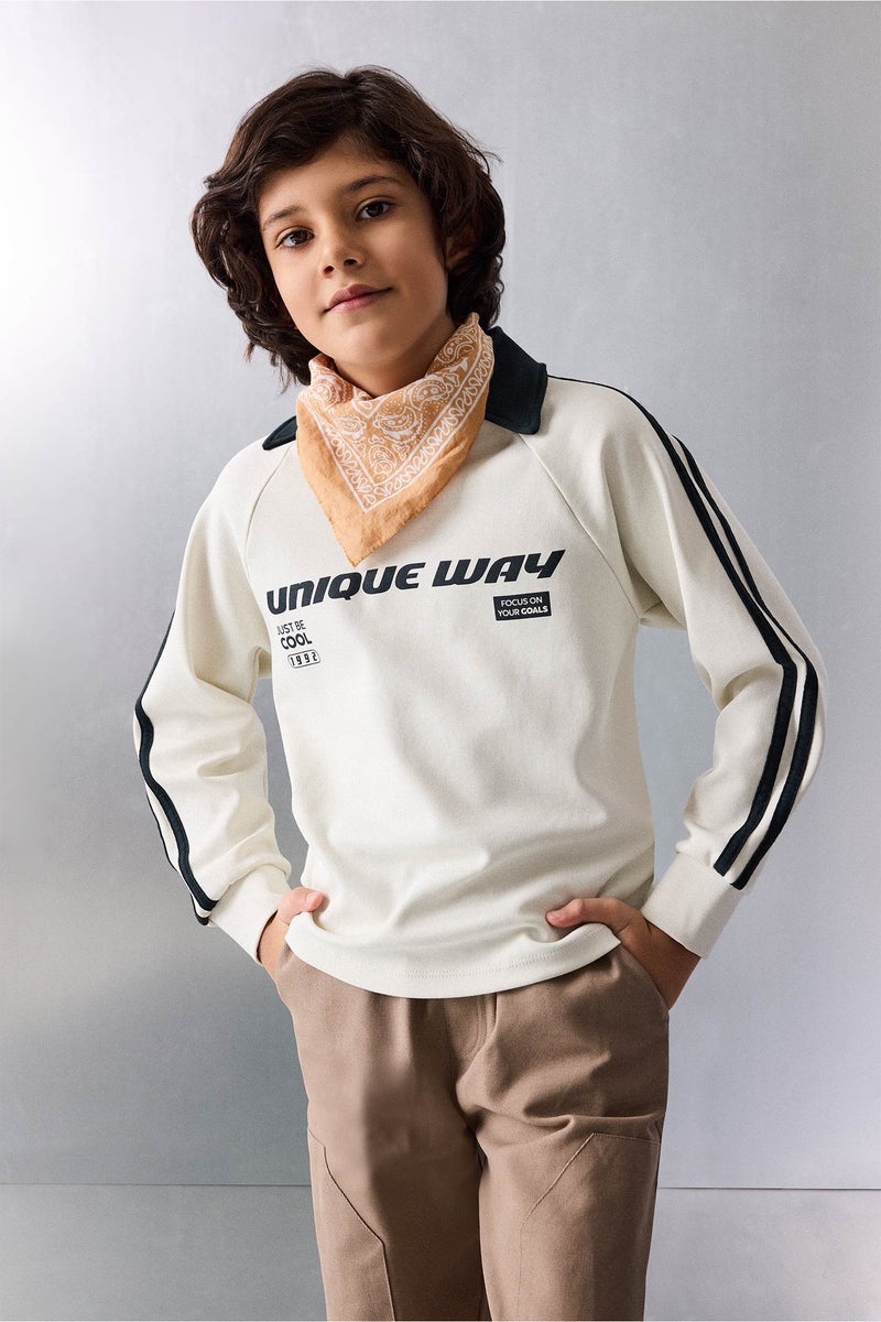 ديفاكتو تيشيرت بولو اولادي كم طويل بطبعة شعار قصة عادية بياقة عالية - Image 1