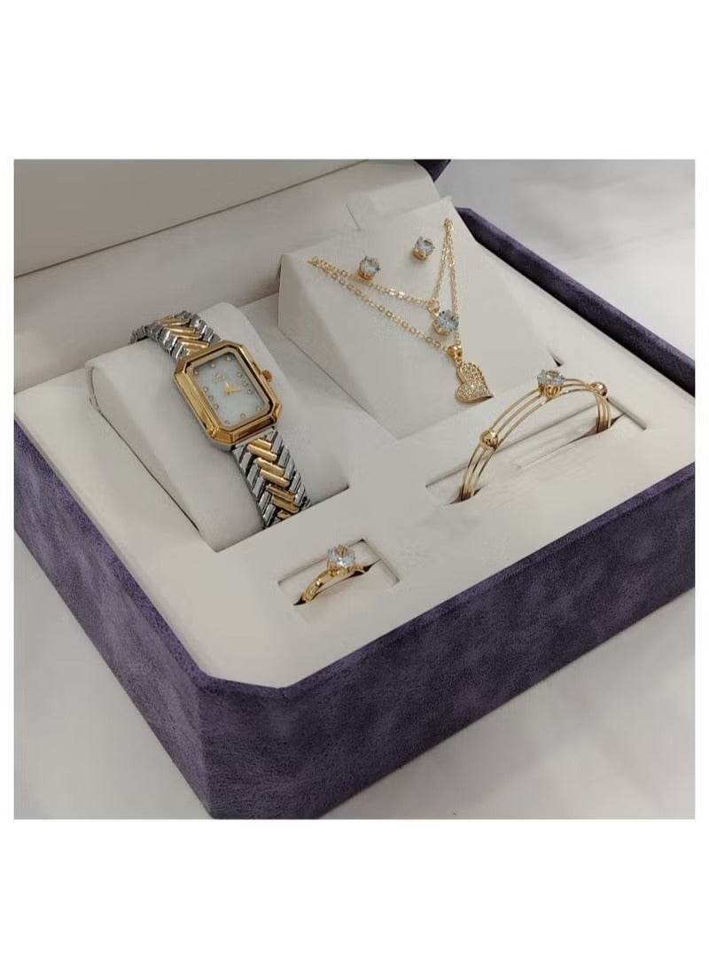 Women's watch with a bracelet and a ring made of zircon