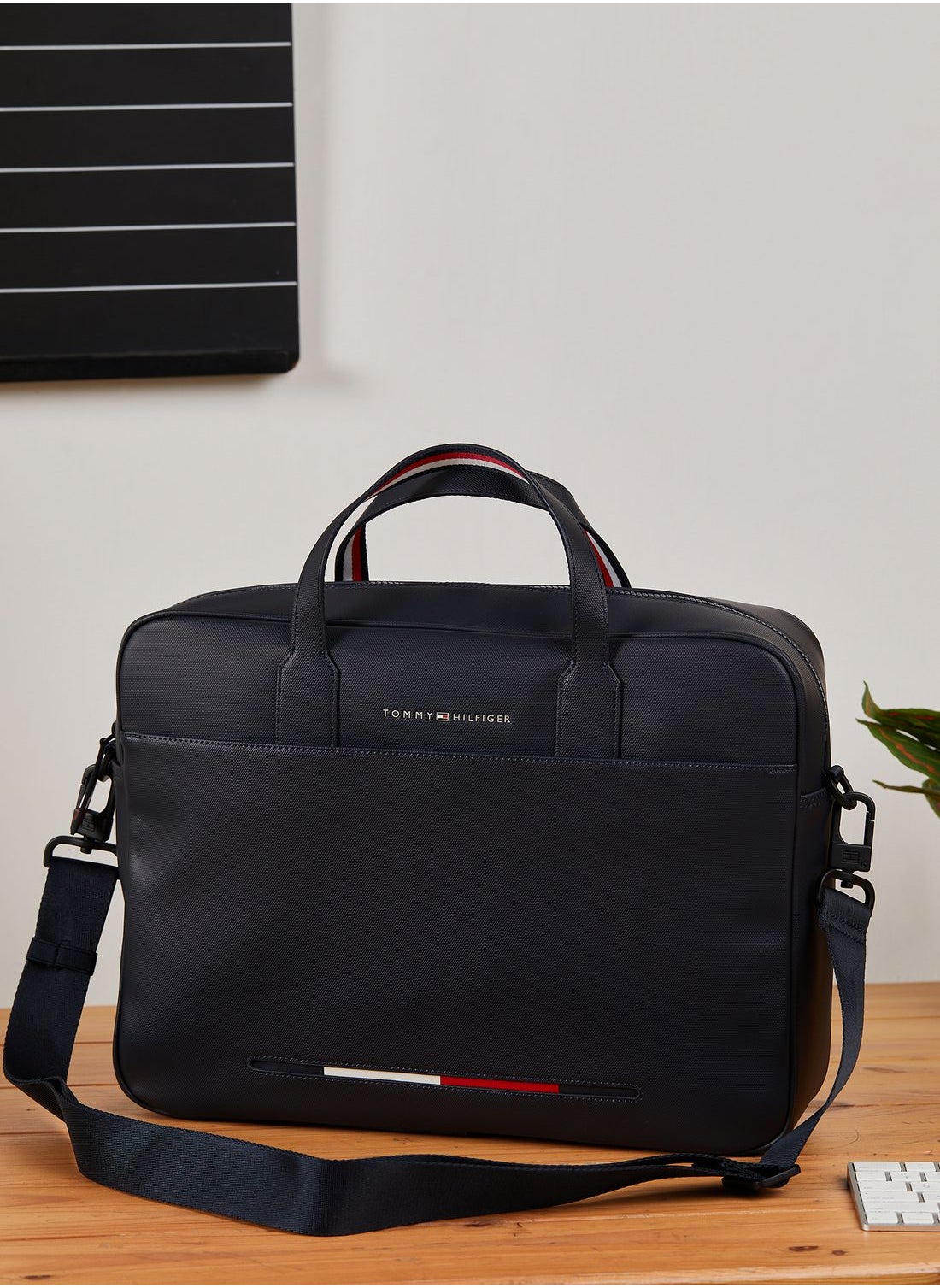 Essential computer discount bag tommy hilfiger