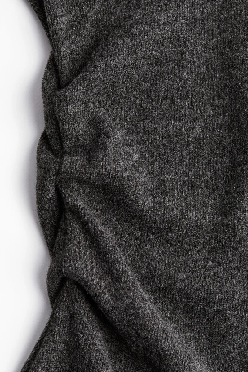 اتش اند ام فستان ضيّق من الجيرسيه