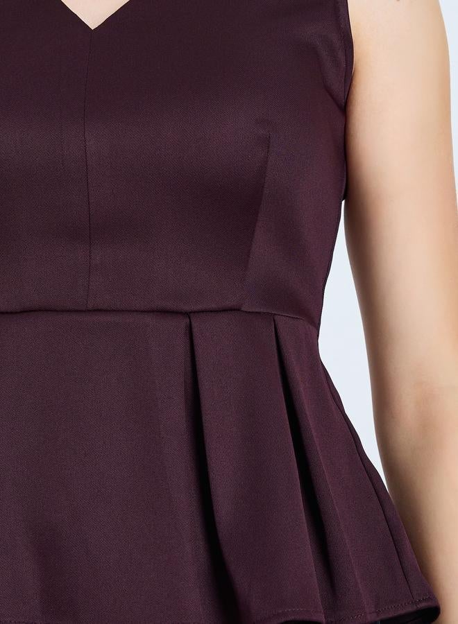 ستايلي بلوزة بدون أكمام بياقة على شكل حرف  بلون خمري بخصر مكشكش - Image 3