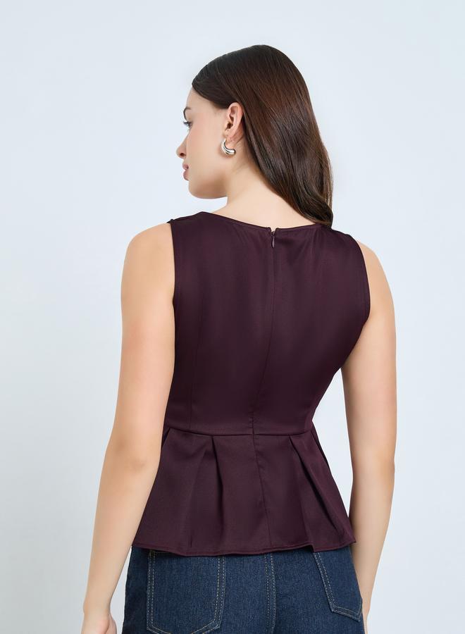 ستايلي بلوزة بدون أكمام بياقة على شكل حرف  بلون خمري بخصر مكشكش - Image 4