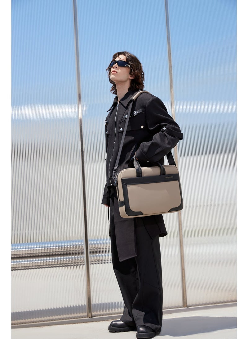 ARCTIC HUNTER GWB00889 Laptop Bag - Stylish 15.6-inch Work Bag
The bag is the perfect choice for professionals and students, offering a stylish and practical solution for carrying your device. This laptop bag, with its modern design, is ideal for everyday use or travel. - Image 2