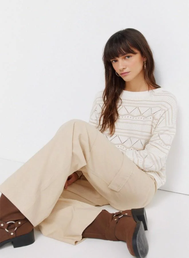 Springfield Mid-rise trousers. Front and back pockets, with button and zip fastening and drawstring detail. Patch pockets on the sides and with a straight leg.