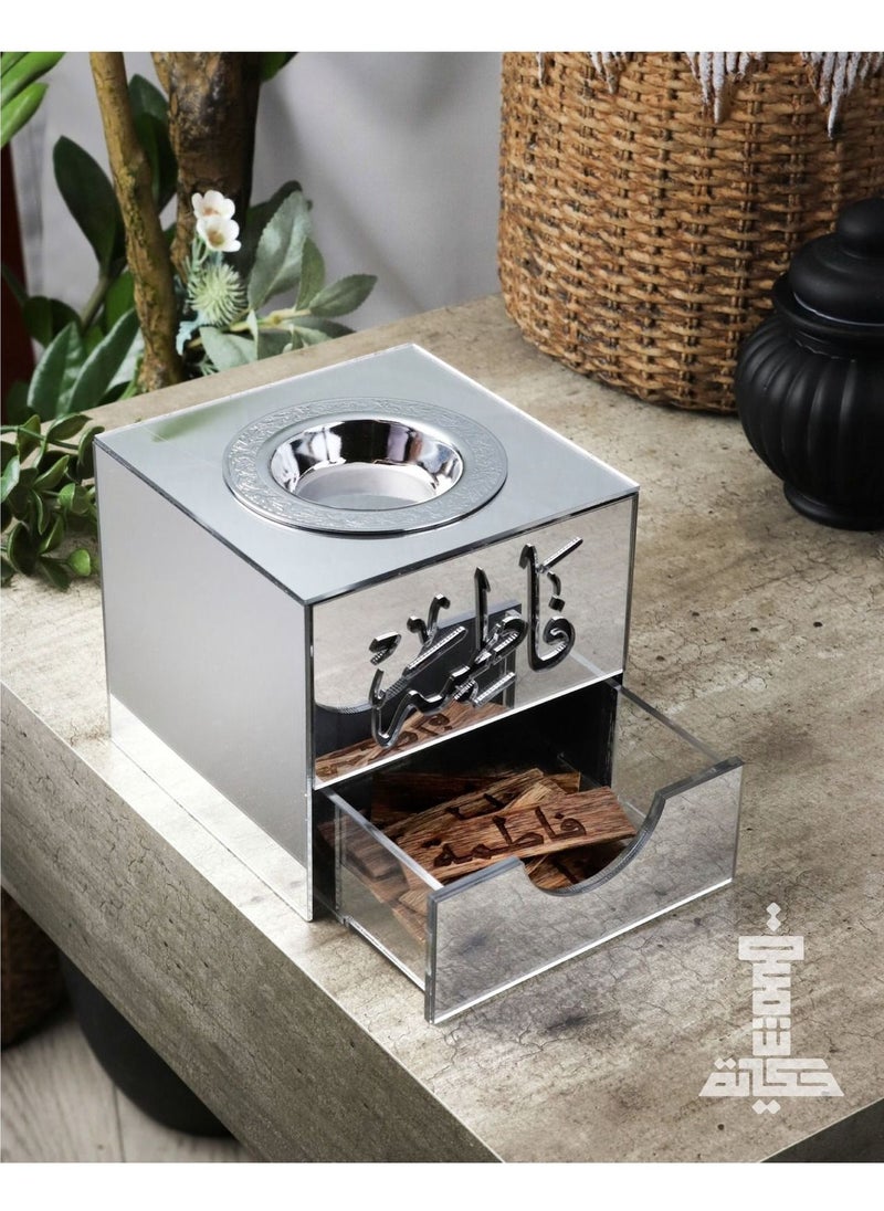 حكاية شمعة مبخره بخور مميزه و أنيقه مصنوعة من الاكريليك الفضي والخشب الفاخر تأتي بإسم فاطمه 