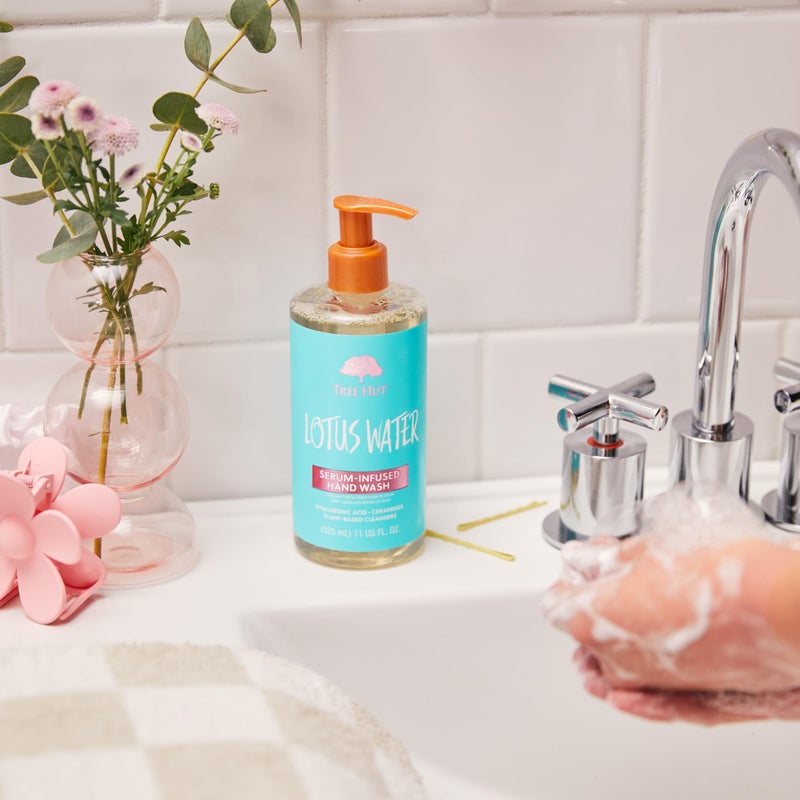 Tree Hut غسول يدين شجرة هوت مع سيروم ماء اللوتس | يغذي ويرطب اليدين مع تعزيز العناية بالبشرة | رائحة تدوم طويلاً | ينظف ويحتفظ بالرطوبة | 11 أونصة سائلة - Image 2
