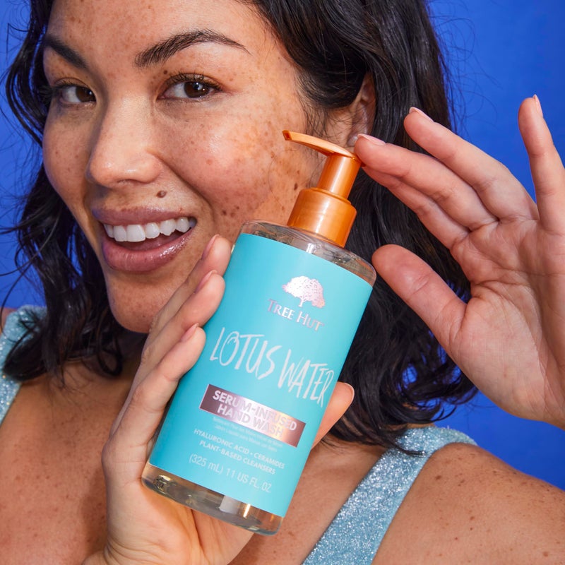 Tree Hut غسول يدين شجرة هوت مع سيروم ماء اللوتس | يغذي ويرطب اليدين مع تعزيز العناية بالبشرة | رائحة تدوم طويلاً | ينظف ويحتفظ بالرطوبة | 11 أونصة سائلة - Image 3