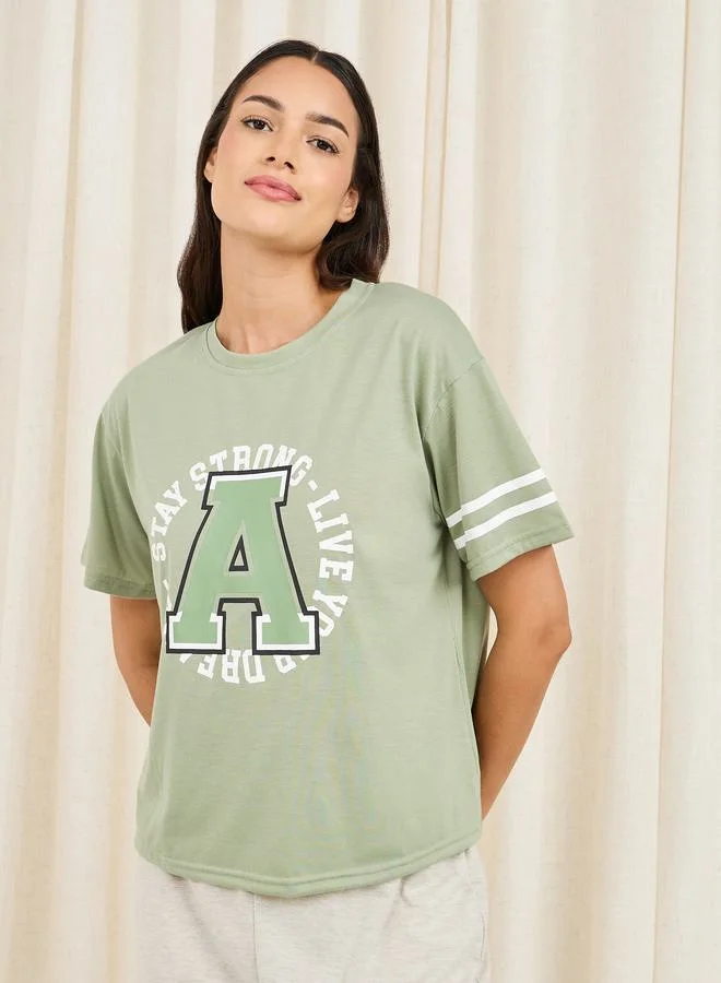 ستايلي Logo Print Striped Drop Shoulder Sleeves T-shirt and Cuff Pyjama Set