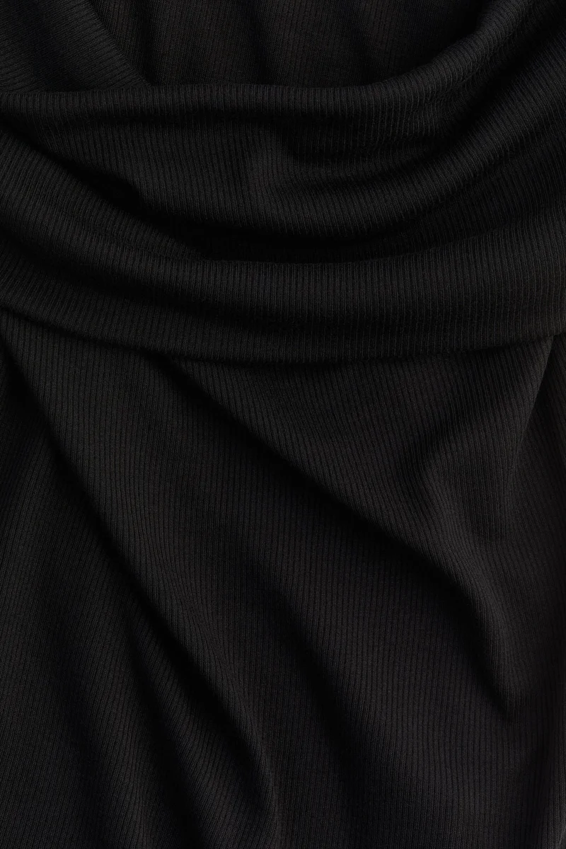 اتش اند ام فستان بأكتاف مكشوفة