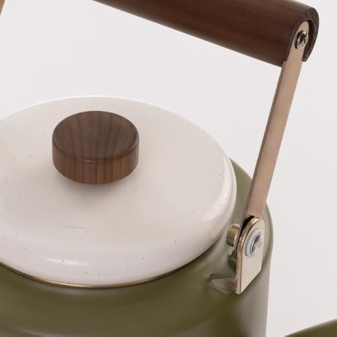 Barebones إبريق شاي مطلي بالمينا بلونين، تصميم مستوحى من الطراز القديم، حافة من الفولاذ المقاوم للصدأ، معتمد من مجلس الإشراف على الغابات، مقبض من خشب الجوز الطبيعي، سعة 15 لترًا، 6 أكواب، لون زيتوني داكن - Image 4