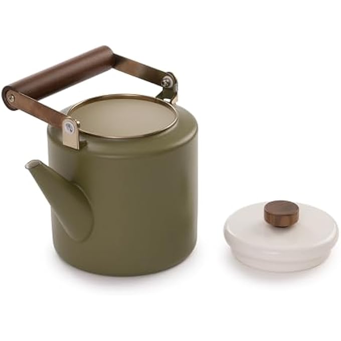 Barebones إبريق شاي مطلي بالمينا بلونين، تصميم مستوحى من الطراز القديم، حافة من الفولاذ المقاوم للصدأ، معتمد من مجلس الإشراف على الغابات، مقبض من خشب الجوز الطبيعي، سعة 15 لترًا، 6 أكواب، لون زيتوني داكن - Image 3