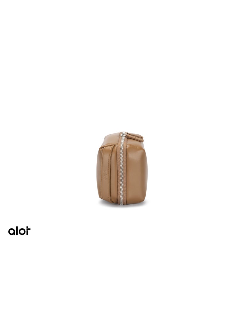 handbag – elegant and durable, with multiple pockets for daily use. Made of premium leather, with a 1-liter capacity, and equipped with a side hand strap for easy carrying. - Image 3