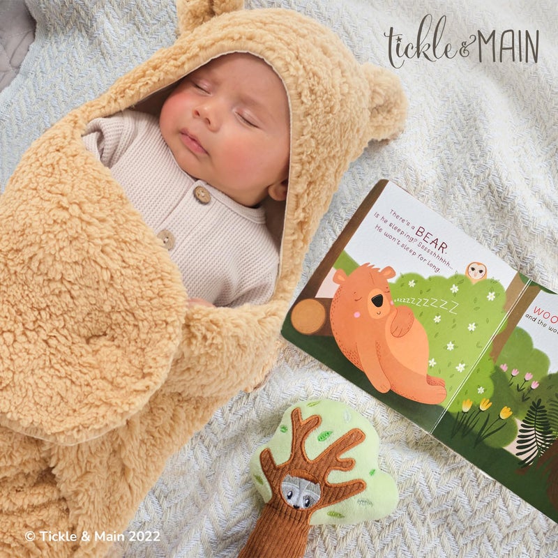 Tickle & Main طقم هدايا المواليد من تيكل وماين للحيوانات الغابية - 3 قطع، 26 × 29 بوصة بطانية قطنية لللف - جرس شجرة ناعم وكتاب قصص - Image 5